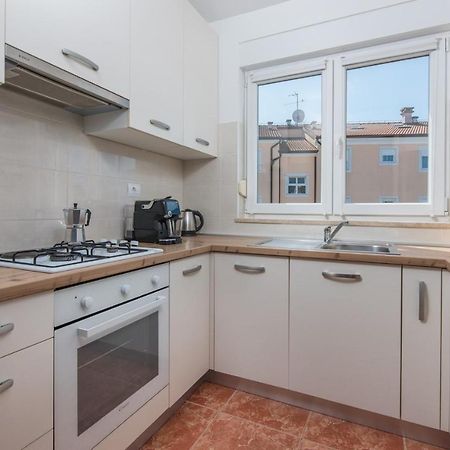 Apartment Melarnian Near The Beach In Umag Bagian luar foto