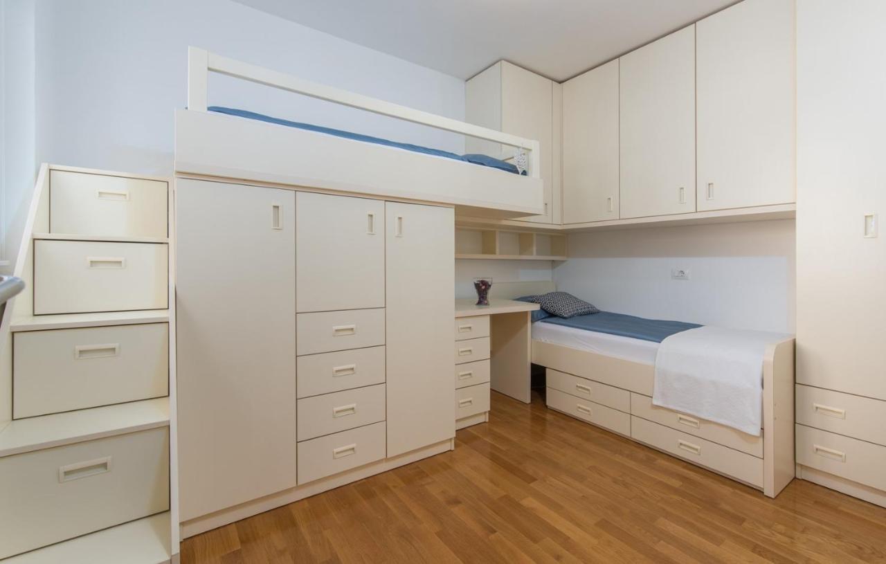 Apartment Melarnian Near The Beach In Umag Bagian luar foto