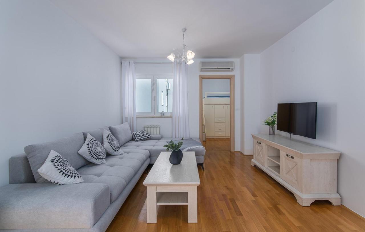 Apartment Melarnian Near The Beach In Umag Bagian luar foto