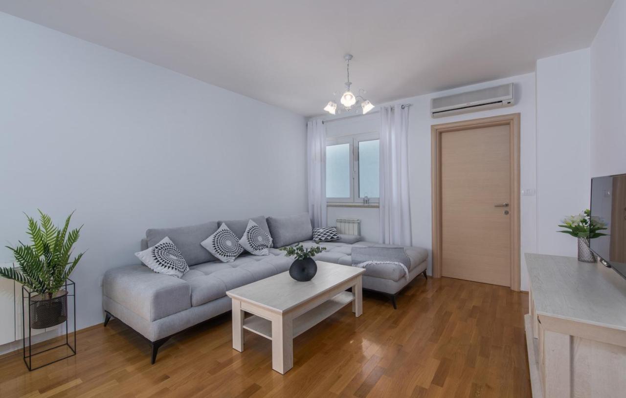 Apartment Melarnian Near The Beach In Umag Bagian luar foto