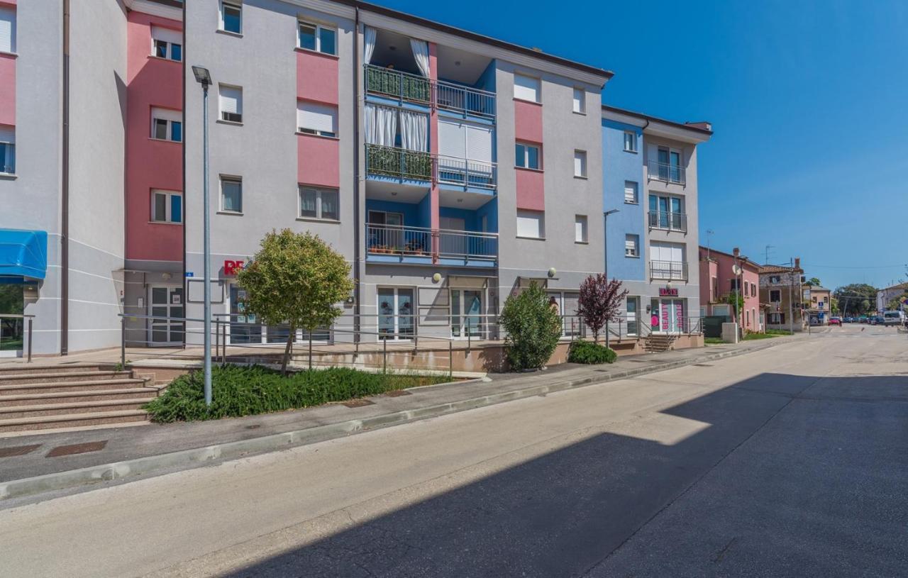 Apartment Melarnian Near The Beach In Umag Bagian luar foto
